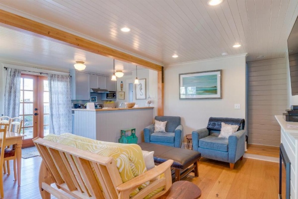 Rockaway Beach Bungalow image 10