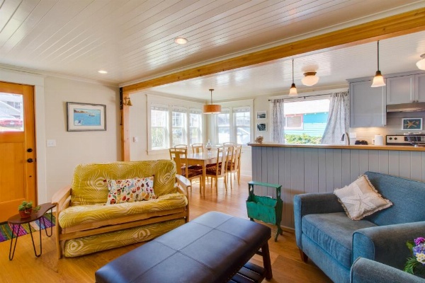 Rockaway Beach Bungalow image 12