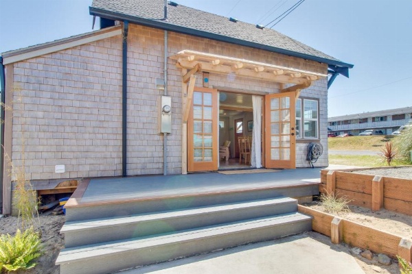 Rockaway Beach Bungalow image 24