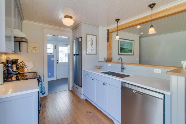 Rockaway Beach Bungalow image 6