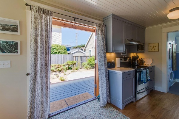 Rockaway Beach Bungalow image 7