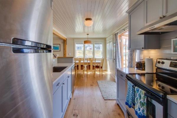 Rockaway Beach Bungalow image 8