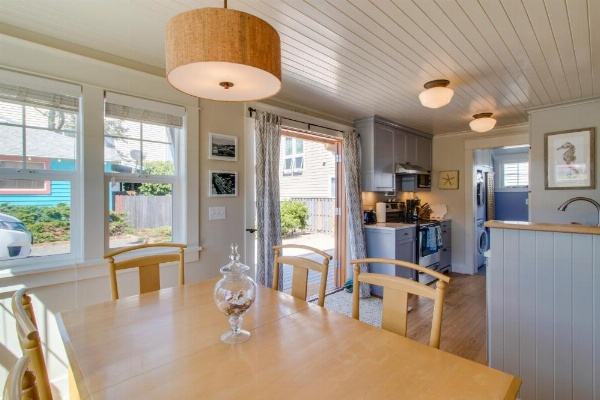 Rockaway Beach Bungalow image 9